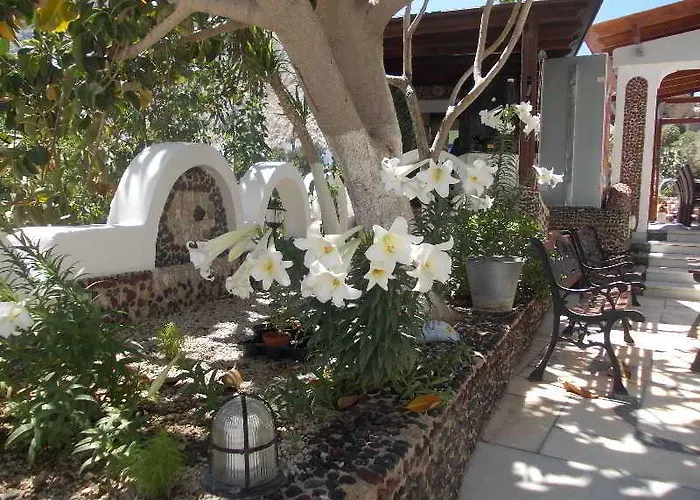 Black * Kamari (Santorini)