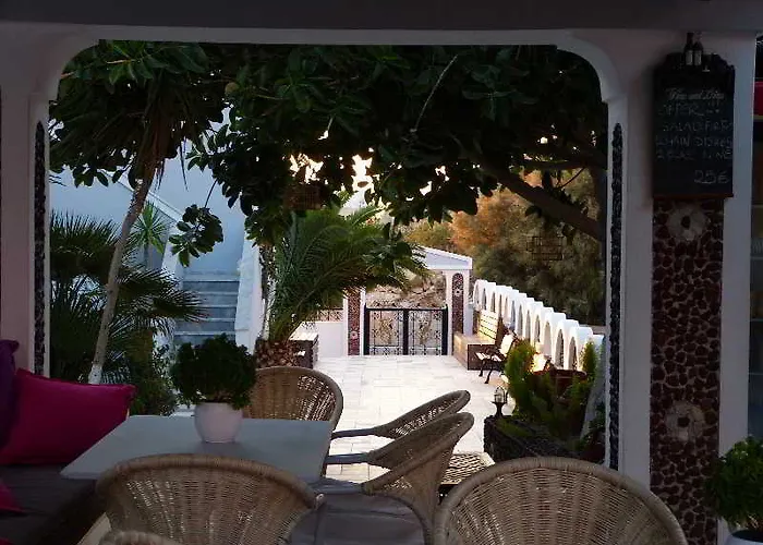 Black Apartment Kamari (Santorini)