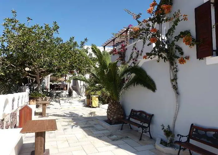 Black * Kamari (Santorini)